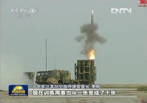 北京軍區(qū)防空部隊(duì)模擬攻擊隱身機(jī) 新導(dǎo)彈13發(fā)12中