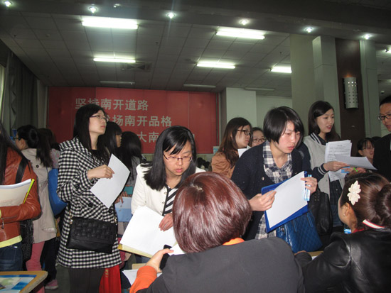 南開大學(xué)舉辦專場招聘會為女生撐起“半邊天”