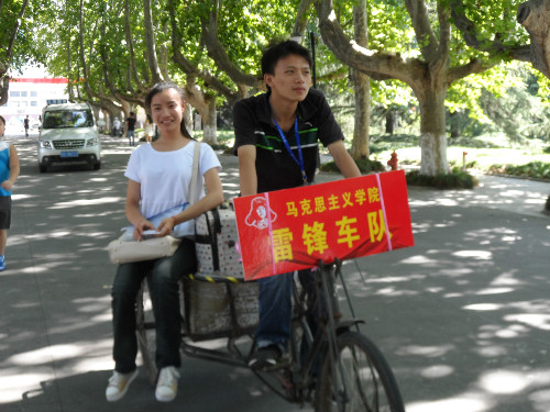 揚(yáng)州大學(xué)“雷鋒車隊”迎新小伙伴 拒絕家長“鞍前馬后”