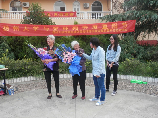 “義演”進社區(qū) 揚大學子重陽前夕給老人送溫暖
