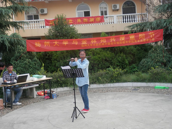 “義演”進社區(qū) 揚大學子重陽前夕給老人送溫暖
