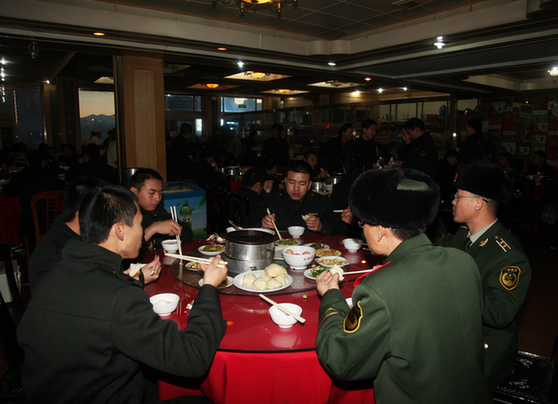 武警新疆森林總隊(duì)百余名退役士兵帶著股股暖流踏上了回家的路
