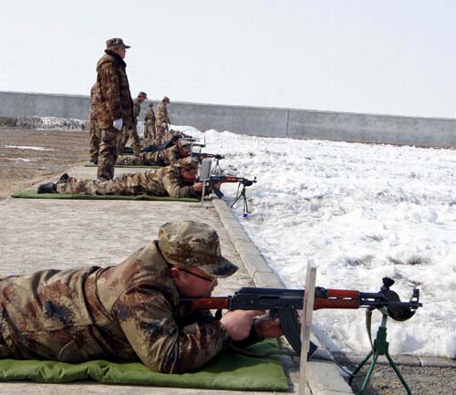 新疆兵團六師共青團農(nóng)場民兵軍訓(xùn)強素質(zhì)