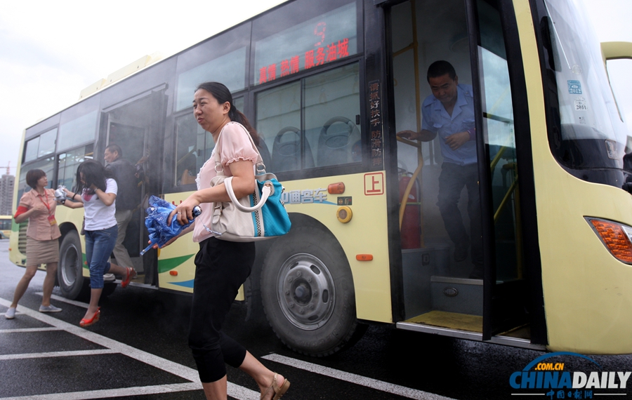 克拉瑪依舉行公交車輛突發(fā)火災(zāi)逃生疏散演練