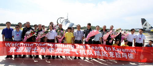 國際著名百年靈飛行表演隊降落克拉瑪依