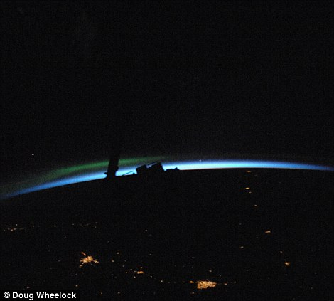 國際空間站發(fā)布地球夜景照 名城燈火賽繁星