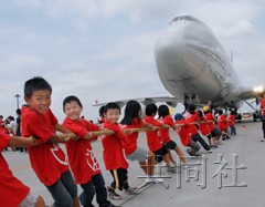 日本300名小學(xué)生與波音747飛機拔河
