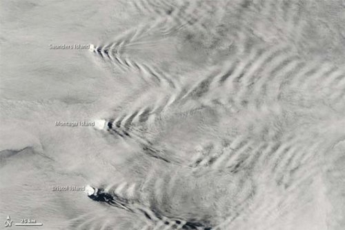 美國(guó)宇航局衛(wèi)星拍下海島移動(dòng)奇異景觀