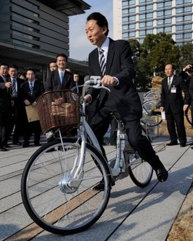鳩山迎來執(zhí)政后第一個生日 感嘆執(zhí)政艱難