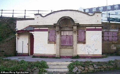英一對情侶把公廁改造成小別墅 當(dāng)?shù)卣苤С? style=