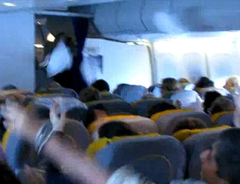 德航班上演“枕頭大戰(zhàn)” 空姐與乘客同樂令網友羨慕