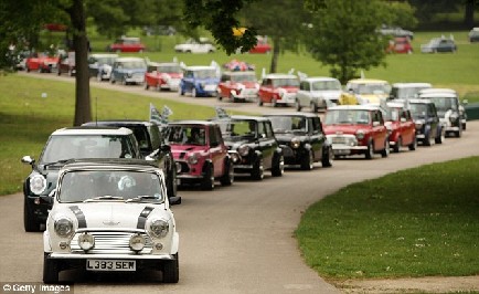 Mini汽車誕生50周年 英愛好者組“最長車隊”慶祝
