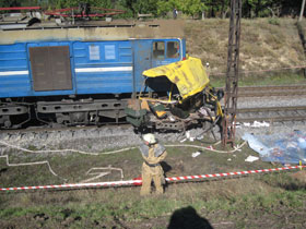 烏克蘭巴士司機(jī)硬闖道口 與火車相撞致43死9傷