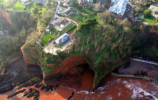 兩次遭遇山體滑坡 英“懸崖別墅”成當(dāng)?shù)匾痪? style=
