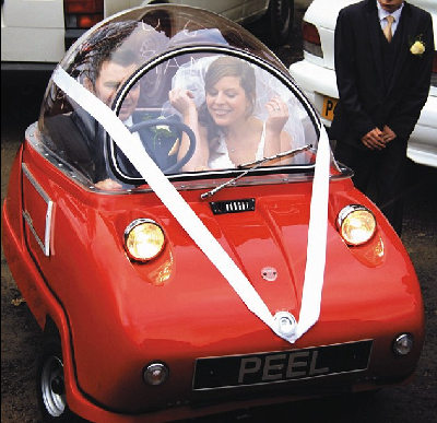 英新人結(jié)婚選迷你婚車驚艷全場(chǎng) 大小如碰碰車