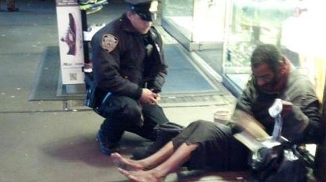 紐約警察寒夜為流浪漢送鞋 獲網(wǎng)民如潮好評