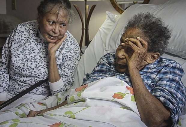 苦等近90年 美國(guó)106歲老人收到高中畢業(yè)證