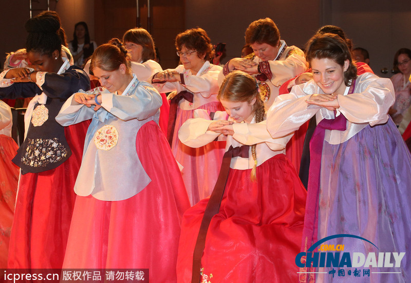 美翻了!韓國女子大學(xué)留學(xué)生穿韓服學(xué)行禮(高清組圖)