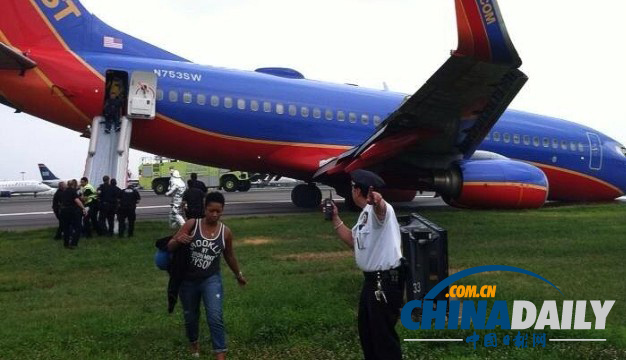 美國西南航空客機(jī)降落時發(fā)生事故 10人受輕傷