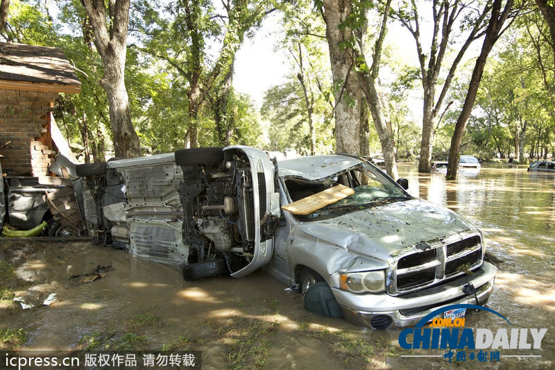 美得州暴雨引發(fā)洪水 居民躲在屋頂?shù)群蚓仍? style=