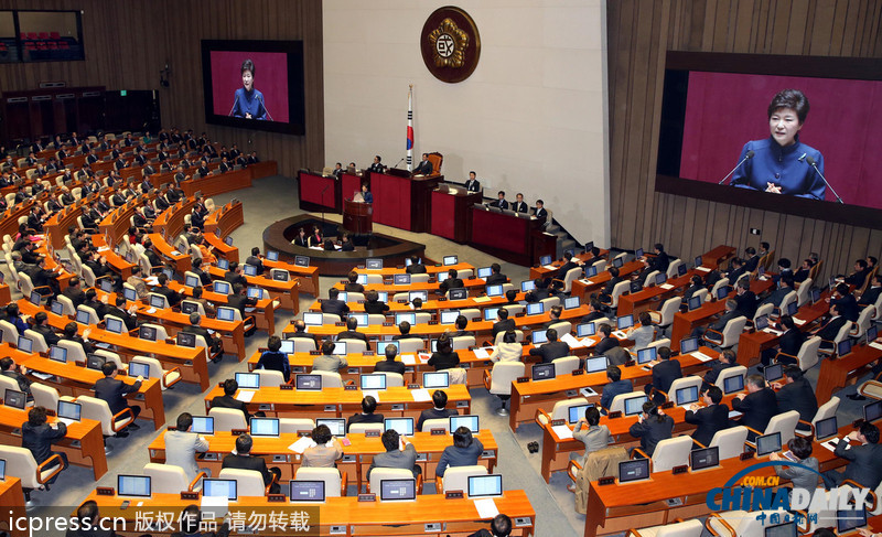 樸槿惠首次發(fā)表施政演講 遭反對黨剃光頭戴口罩抗議