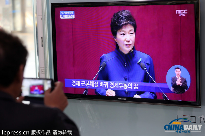 樸槿惠首次發(fā)表施政演講 遭反對黨剃光頭戴口罩抗議