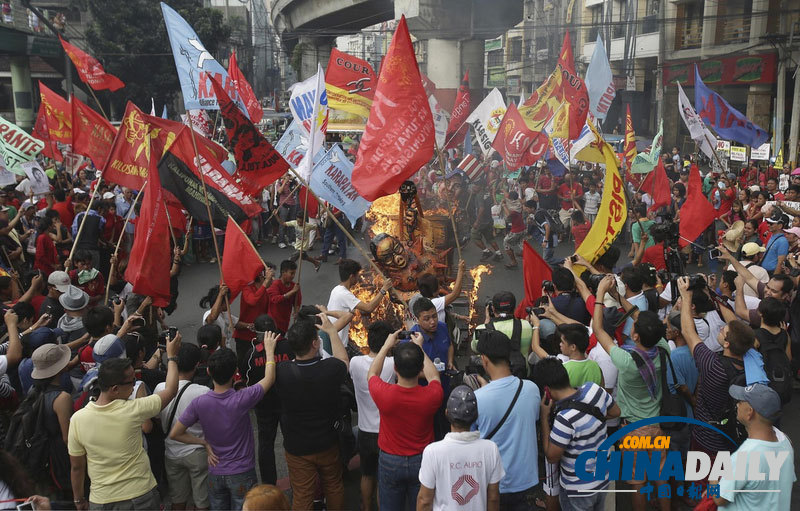 菲律賓民眾焚燒總統(tǒng)阿基諾模型 紀(jì)念國際人權(quán)日