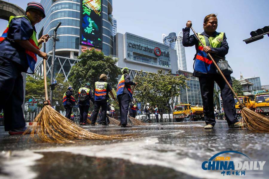 泰國“封鎖曼谷”行動(dòng)結(jié)束 工人沖刷街道“掀巨浪”