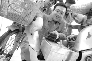 清華在讀博士生辭職修電動(dòng)車(chē)