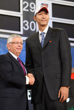 NBA選秀:易建聯(lián)第六順位被雄鹿隊(duì)選中