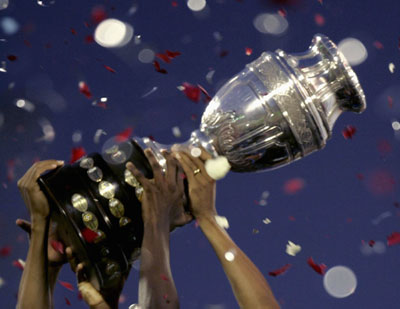 Brazil's players hold aloft the trophy after they defeated Argentina in the final of the Copa America soccer tournament in Maracaibo July 15, 2007.