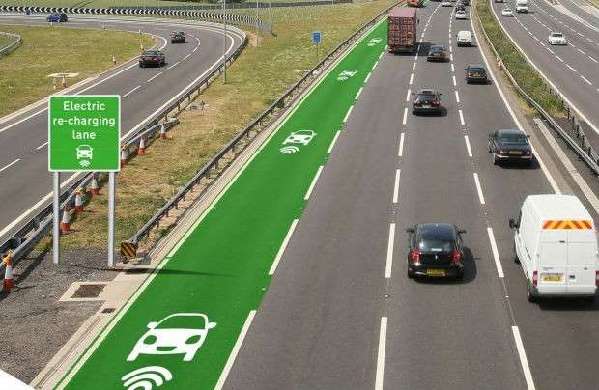 邊開車邊充電？英國將測試電動車無線充電公路