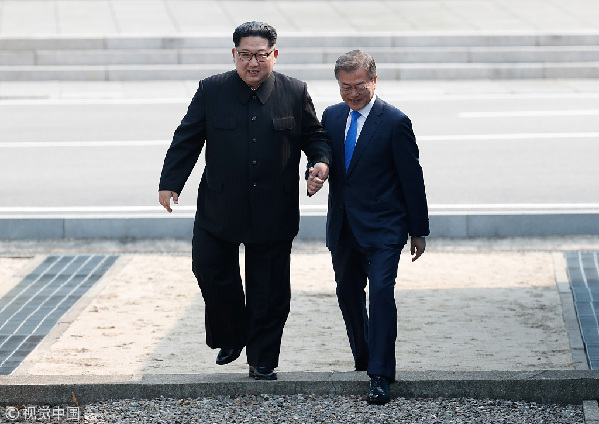 歷史時(shí)刻！金正恩跨過“三八線”與文在寅握手，還帶上了冷面！