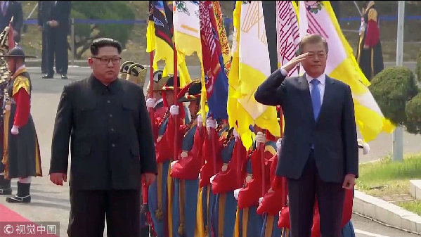 歷史時(shí)刻！金正恩跨過“三八線”與文在寅握手，還帶上了冷面！