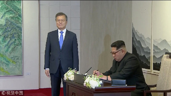 歷史時(shí)刻！金正恩跨過“三八線”與文在寅握手，還帶上了冷面！