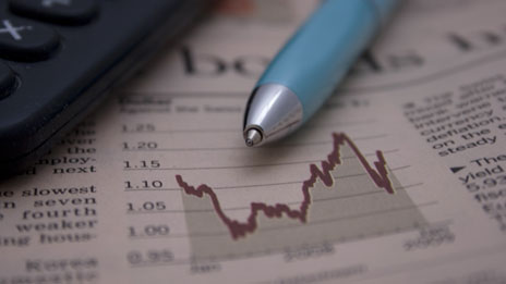 UK economic growth slows 最新公布數(shù)據(jù)顯示英國(guó)經(jīng)濟(jì)增長(zhǎng)速度緩步