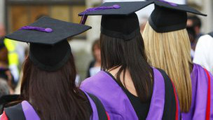英國(guó)人上大學(xué) 亞裔和黑人比白人更積極