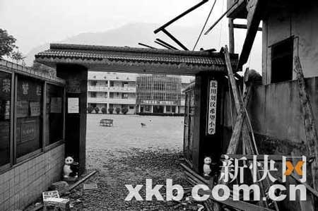 希望小學(xué)8級(jí)地震安然無恙 網(wǎng)友感激建筑商