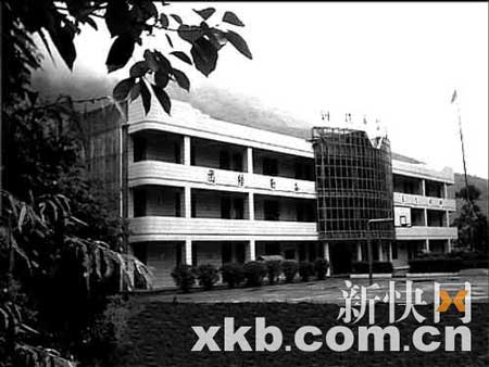 希望小學(xué)8級(jí)地震安然無恙 網(wǎng)友感激建筑商