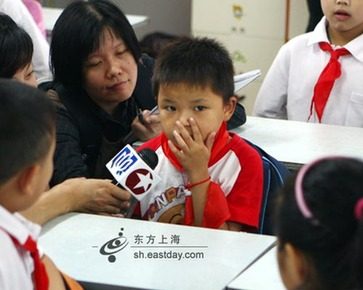抗震小英雄林浩在滬入學(xué) 面對記者“耍大牌”
