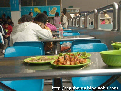 中國(guó)大學(xué)食堂與美國(guó)大學(xué)食堂大比拼