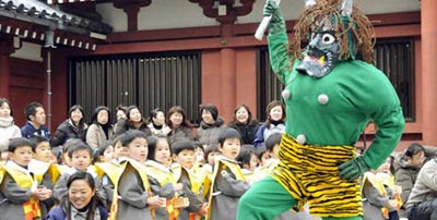 日本幼兒園小朋友舉行撒豆驅(qū)邪活動