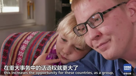 萌娃抱著地球儀，開始思考中國(guó)在世界上起了什么作用丨艾瑞克的小課堂