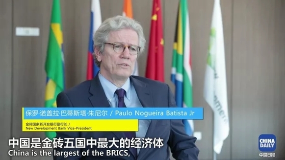 萌娃抱著地球儀，開始思考中國(guó)在世界上起了什么作用丨艾瑞克的小課堂