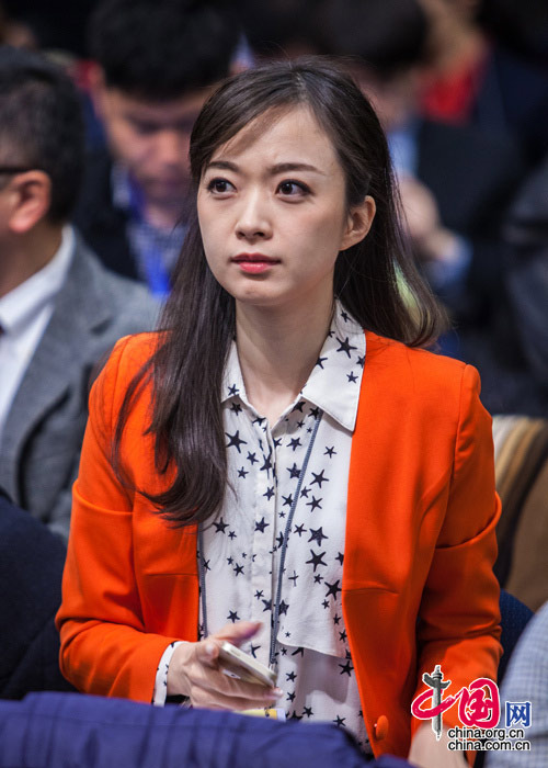 直擊兩會(huì)紅衣美女：上會(huì)女記者為什么喜歡穿紅色