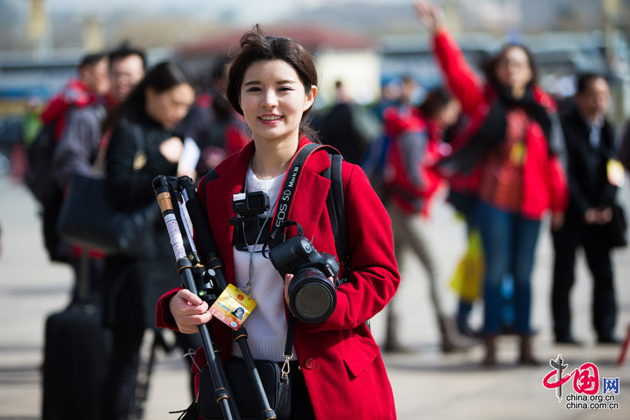 直擊兩會(huì)紅衣美女：上會(huì)女記者為什么喜歡穿紅色