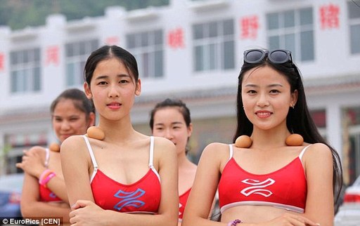 選美新玩法：鎖骨放雞蛋，反手摸肚臍