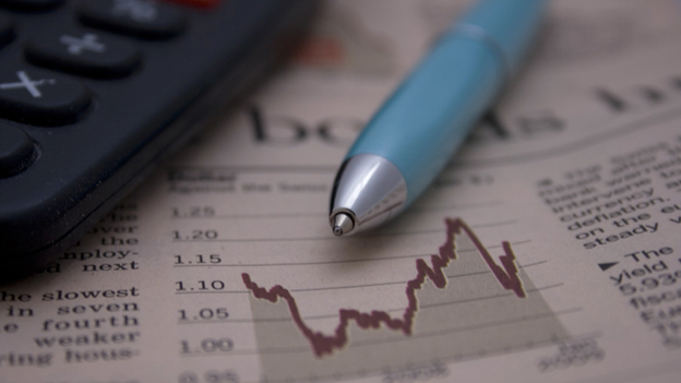 UK economic growth slows 最新公布數(shù)據(jù)顯示英國經(jīng)濟增長速度緩步