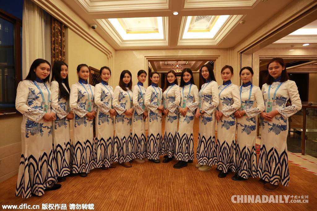 美女大學(xué)生穿青花瓷旗袍亮相互聯(lián)網(wǎng)大會(huì)
