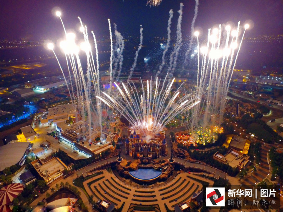 米奇遇見(jiàn)夜上海 迪士尼最美夜景圖